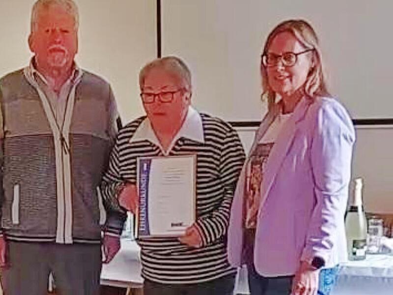 Auf dem Bild zu sehen sind 1. Vorsitzender Karl Klein, Ilse Schmidt sowie Silvia Niklaus-S&ouml;rgel.