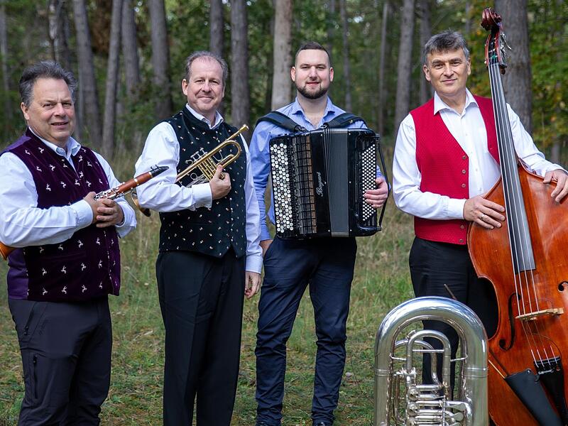 Kilian, Kolonat und TonArt mit Sebastian Strempel (Trompete), Andreas Güntsch (Klarinette), Siniša Ljubojevic (Akkordeon), Kilian Moritz (Tuba und Kontrabass). Das Ensemble Kilian, Kolonat und TonArt besteht aus Sebastian Strempel (Trompete), Andreas Güntsch (Klarinette), Siniša Ljubojevic (Akkordeon), Kilian Moritz (Tuba und Kontrabass).
