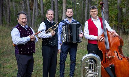 Kilian, Kolonat und TonArt mit Sebastian Strempel (Trompete), Andreas Güntsch (Klarinette), Siniša Ljubojevic (Akkordeon), Kilian Moritz (Tuba und Kontrabass). Das Ensemble Kilian, Kolonat und TonArt besteht aus Sebastian Strempel (Trompete), Andreas Güntsch (Klarinette), Siniša Ljubojevic (Akkordeon), Kilian Moritz (Tuba und Kontrabass).