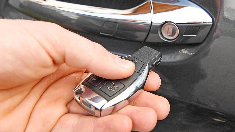 Unbekannte haben in der Nacht zum Montag zwei hochwertige BMW entwendet. Nach ersten Erkenntnissen haben die Täter dabei das sogenannte Keyless-Go-System der Autos ausgenutzt. Unbekannte haben in der Nacht zum Montag zwei hochwertige BMW entwendet. Nach ersten Erkenntnissen haben die Täter dabei das sogenannte Keyless-Go-System der Autos ausgenutzt.