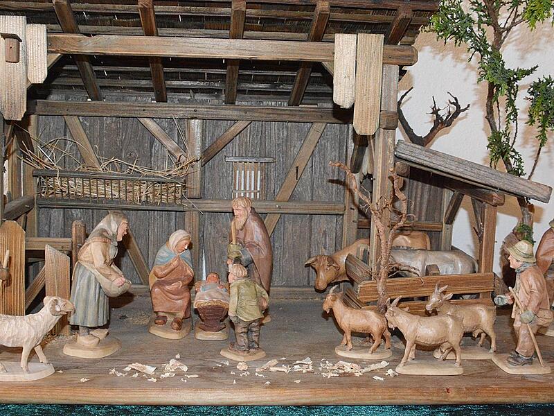 Maria und Josef, wie man sich das Paar in der Rh&ouml;n h&auml;tte vorstellen k&ouml;nnen, mit Holzschuhen, Wanderstab und Laterne.