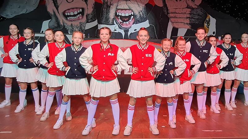 Unser Bild zeigt Anna Fischlein (vorne, links) beim einem Showtanz-Auftritt vom BTC Garitz.