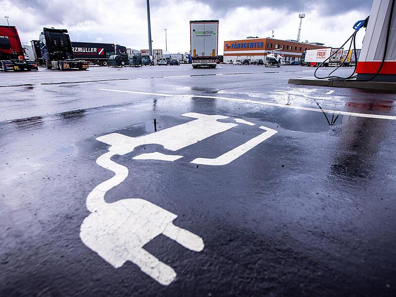 Ladepl&auml;tze f&uuml;r E-Autos sind am F&auml;hrcenter im  Rostocker Hafen eingerichtet.