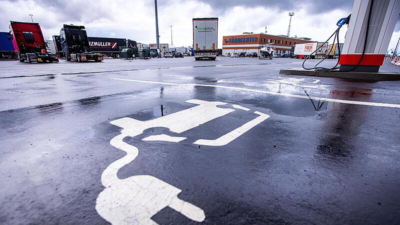 Ladeplätze für E-Autos sind am Fährcenter im Rostocker Hafen eingerichtet. Ladeplätze für E-Autos sind am Fährcenter im Rostocker Hafen eingerichtet.
