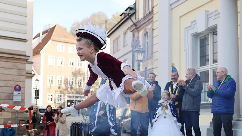 Tanzmariechen Sabrina von der Kulmbacher Showtanzgarde tanzte vor dem Rathaus und zeigte beeindruckende Akrobatik.