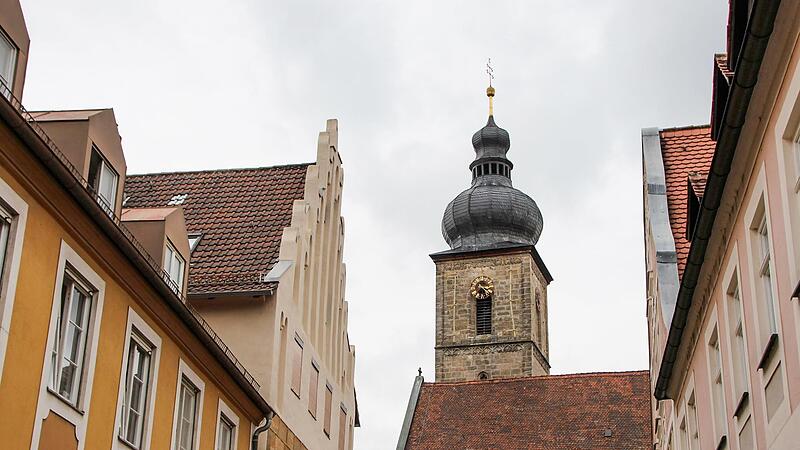 Mit vier Gegenstimmen wurde auch diesem PV-Antrag in der St.-Martin-Stra&szlig;e das Einvernehmen erteilt. Auf dem hohen Geb&auml;ude links mit dem markanten Giebel (Hausnummer 5) k&ouml;nnen nun auf der S&uuml;dseite Module angebracht werden.Forchheim & Fr&auml;nkische Schweiz
