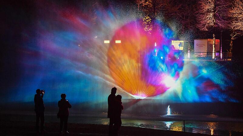 Spektakul&auml;re Effekte (hier 2022 in einer Font&auml;ne) geh&ouml;ren bei &bdquo;Kronach leuchtet&ldquo; dazu.