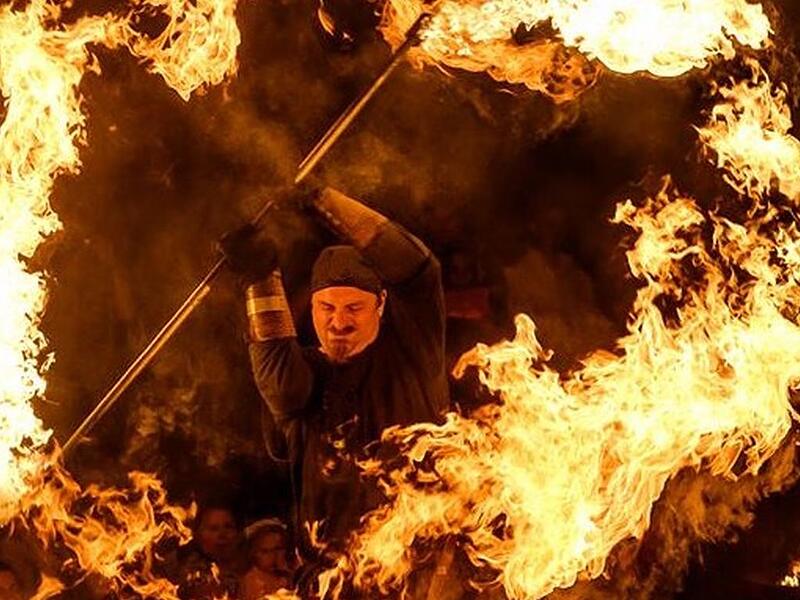 Feuerkünstler treten beim weihnachtlichen Mittelaltermarkt in Wertheim auf. Feuerkünstler treten beim weihnachtlichen Mittelaltermarkt in Wertheim auf.
