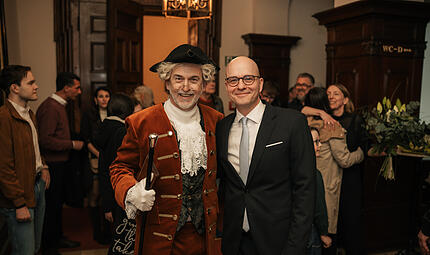 Wahlsplitter 2026 Martin Korndörfer alias Georg Anton Boxberger (links) gratuliert Oberbürgermeister Dirk Vogel (SPD) zur Wiederwahl. Boxberger wurde 1726, also vor exakt 300 Jahren, ebenfalls zum Bürgermeister von Bad Kissingen gewählt.