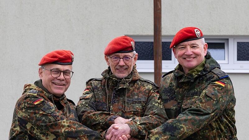 Oberst Ralf Broszinski (Mitte), Leiter des Gefechtssimulationszentrums Heer, übergibt die Führung des Bereichs Übungsunterstützung an Oberstleutnant Peter Kaiser (rechts). Der ehemalige Leiter des Bereichs, Oberstleutnant Ronald Kallenbach (links)... Oberst Ralf Broszinski (Mitte), Leiter des Gefechtssimulationszentrums Heer, übergibt die Führung des Bereichs Übungsunterstützung an Oberstleutnant Peter Kaiser (rechts). Der ehemalige Leiter des Bereichs, Oberstleutnant Ronald Kallenbach (links)...