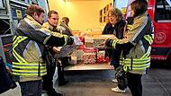 Marcel Drexler, Patrick Sorger, Wolfgang Stumpf, Waltraud Burkhardt und Nadine Drexler (von links) beladen in Neuhaus den Anh&auml;nger mit Spenden.