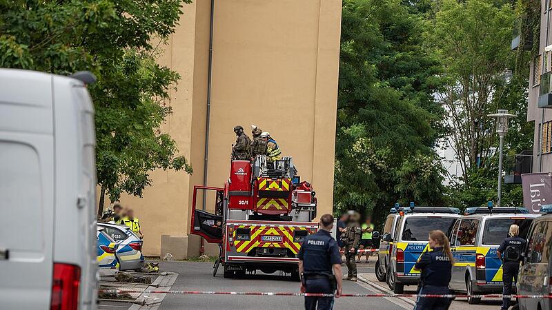 SEK-Einsatz an Universitätsgelände in Bamberg: Mann zückt Messer und verschanzt sich in eigener Wohnung SEK-Einsatz an Universitätsgelände in Bamberg: Mann zückt Messer und verschanzt sich in eigener Wohnung