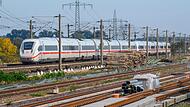 ICE rollt nahe des Bahnhofs Sch&ouml;nhausen an Gleisbauteilen vorbei