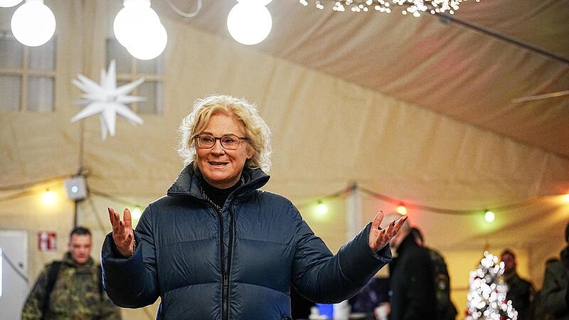 SPD-Ministerin Christine Lambrecht &ndash; hier bei einem Besuch von Bundeswehrsoldaten in der Slowakei &ndash; startet mit Kritik ins neue Jahr.