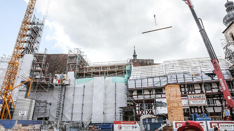 Was passiert auf der Großbaustelle? Die voraussichtlichen Kosten der Rathaussanierung liegen bei 23,3 Millionen Euro.Forchheim & Fränkische Schweiz
