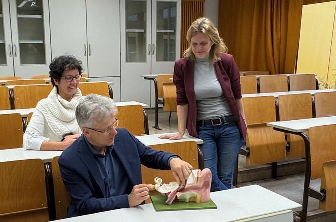 Die Lehrer Rolf Kraus (v.), Ricarda Schilling (h.l.) und Amancay Greulich vom Gymnasium Herzogenaurach in einem Stufensaal.