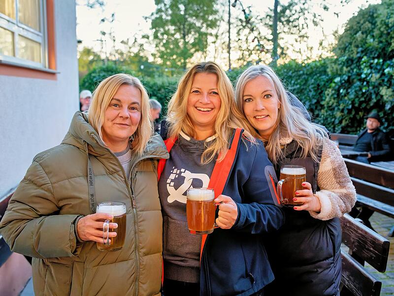 Beim Anstich des Brauerei-Gasthofes Müller in Debring vor den Toren von Bamberg