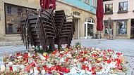 Vor dem Blumenladen am Rande der Fußgängerzone von Lichtenfels legten Trauernde nach der Tat Kerzen und Blumen ab.