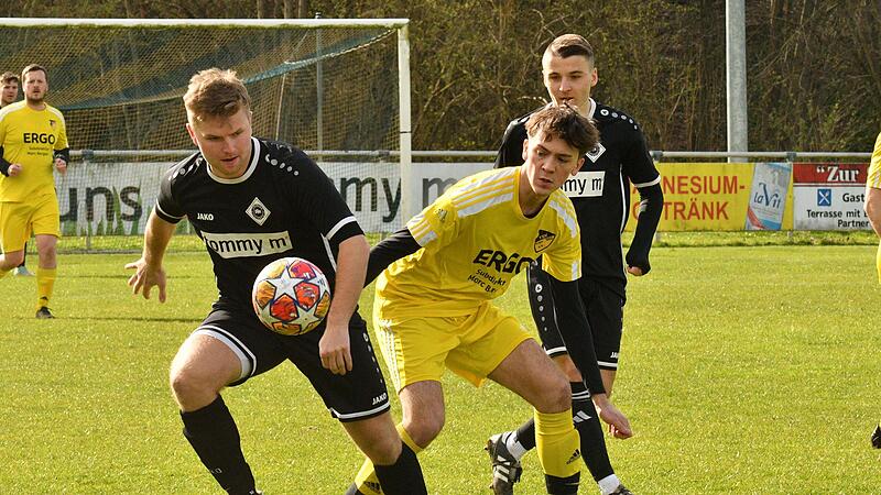 Der DJKler Lukas Goller (links) schirmt den Ball gegen den K&uuml;pser Lukas Klose ab.