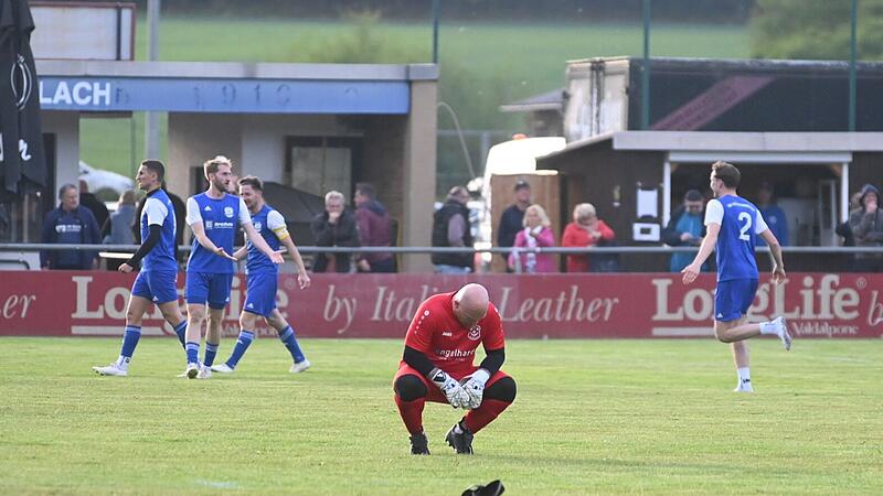 Die Spieler des SV Ketschendorf bejubeln den Relegationssieg, im Vordergrund Scherneck-Keeper Tobias Meixner.