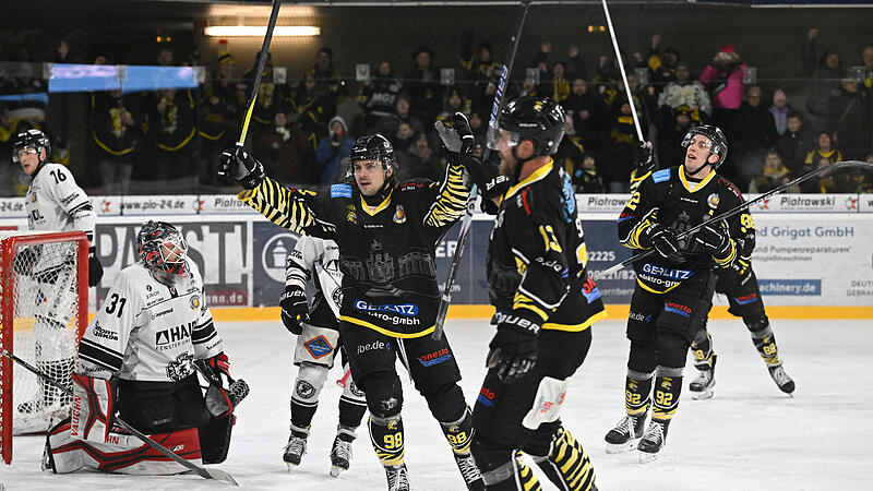 Die Tigers bejubeln das 1:0 durch Alex Barber.