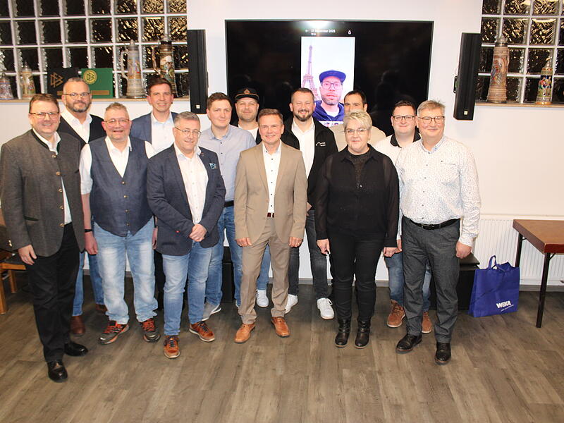 Der amtierende Bürgermeister und Bürgermeisterkandidat Frank Jakob (8. v.l.) mit seinen Stadtratskandidaten. Mit im Bild CSU-Kreisvorsitzender Bernd Liebhardt.