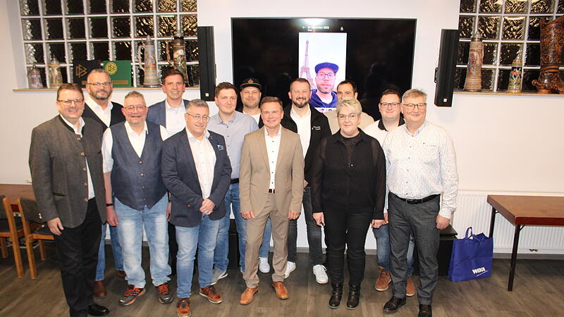 Der amtierende Bürgermeister und Bürgermeisterkandidat Frank Jakob (8. v.l.) mit seinen Stadtratskandidaten. Mit im Bild CSU-Kreisvorsitzender Bernd Liebhardt.