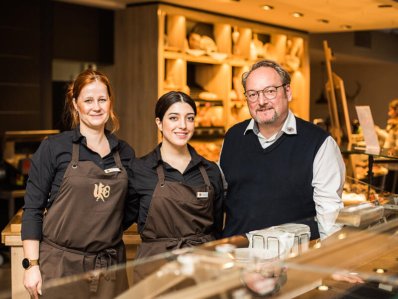 Klaus Ewald (rechts), Leiter Vertrieb und Marketing bei Fuchs, ist stolz auf die vielen Angestellten wie Anne Meyer (links und Atousa Yekrang Safakar, die auch an Sonn- und Feiertagen arbeiten.