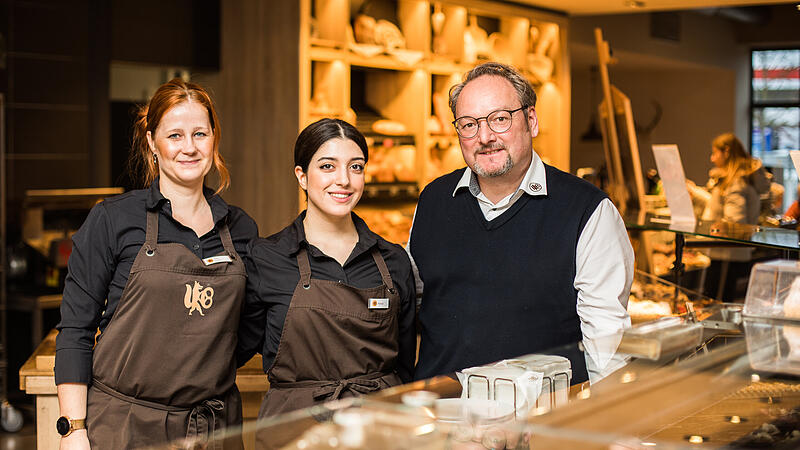 Klaus Ewald (rechts), Leiter Vertrieb und Marketing bei Fuchs, ist stolz auf die vielen Angestellten wie Anne Meyer (links und Atousa Yekrang Safakar, die auch an Sonn- und Feiertagen arbeiten.