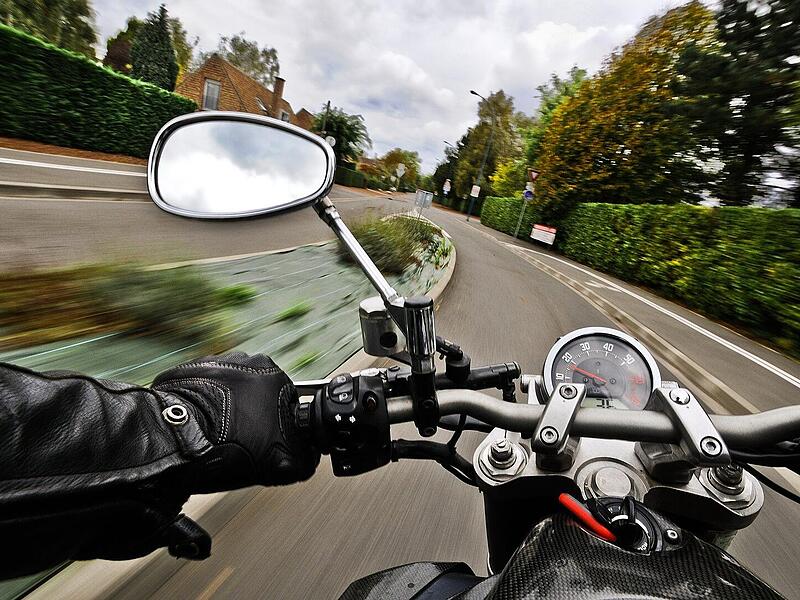 Mann verliert Kontrolle &uuml;ber Motorrad im Kreis Bamberg: Zwei Verletzte
