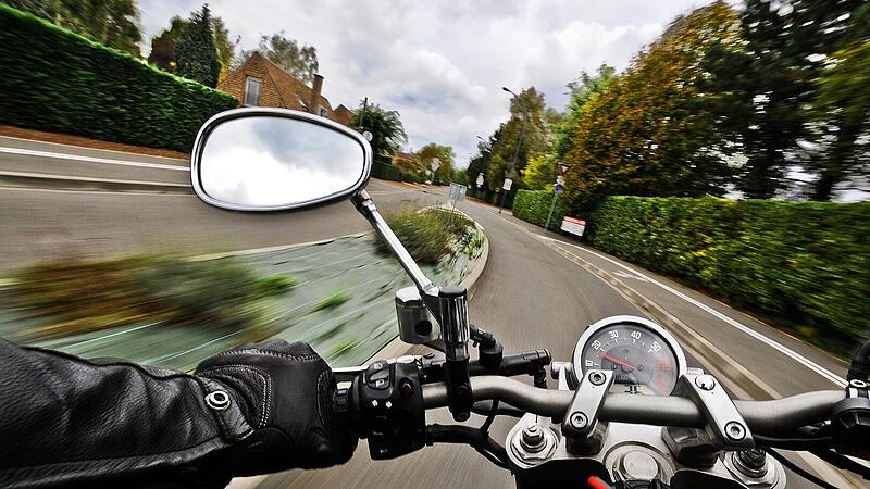 Mann verliert Kontrolle &uuml;ber Motorrad im Kreis Bamberg: Zwei Verletzte