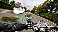 Der 59-j&auml;hrige Motorradfahrer wollte ein Auto &uuml;berholen, als sein Hinterreifen wegrutschte.