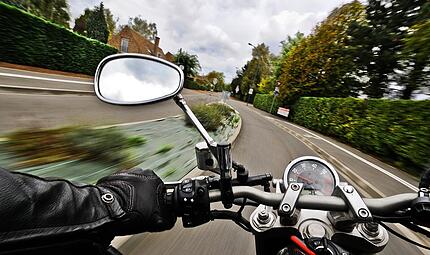 Mann verliert Kontrolle &uuml;ber Motorrad im Kreis Bamberg: Zwei Verletzte
