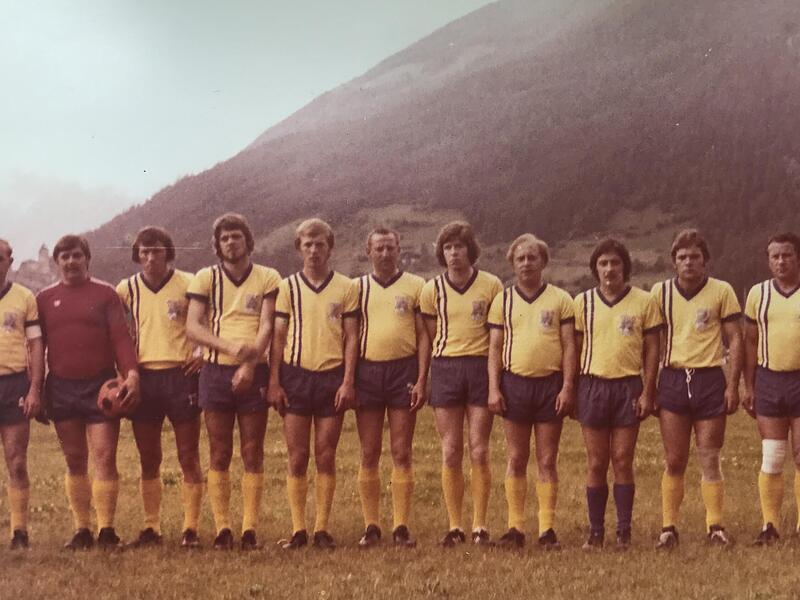 Beim Vereinsausflug des SV Wolfsberg im Südtiroler Sand in Taufers lernte Günter Will (Fünfter von links) 1975 seine spätere Ehefrau Marietta kennen.Forchheim & Fränkische Schweiz Beim Vereinsausflug des SV Wolfsberg im Südtiroler Sand in Taufers lernte Günter Will (Fünfter von links) 1975 seine spätere Ehefrau Marietta kennen.Forchheim & Fränkische Schweiz