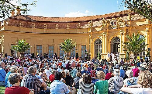 Auch vor der Orangerie im Schlossgarten von Erlangen fanden Veranstaltungen statt. Auch vor der Orangerie im Schlossgarten von Erlangen fanden Veranstaltungen statt.