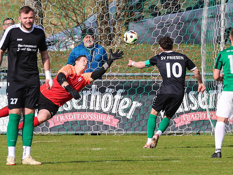 Neukenroths Keeper Leon Wolf hat die Ecke beim Elfmeter von Noah Schorn erahnt, kommt aber nicht mehr an den Ball. Rico Nassel macht es wie BVB-Trainer Niko Kovac am Samstag, genie&szlig;t, ohne hinzusehen.