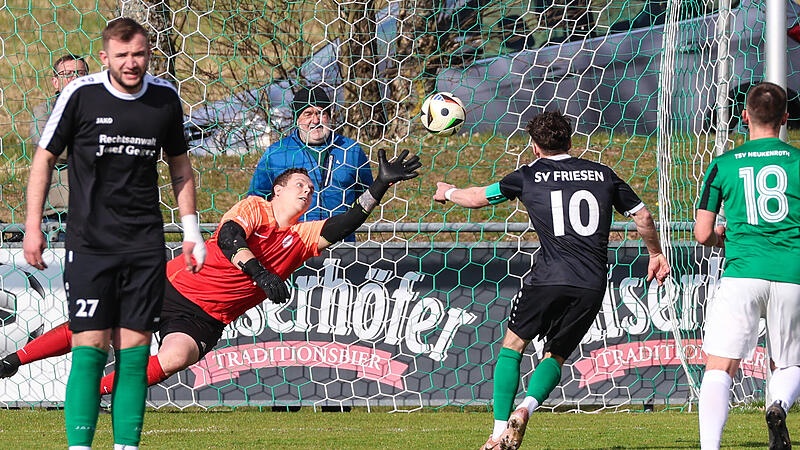 Neukenroths Keeper Leon Wolf hat die Ecke beim Elfmeter von Noah Schorn erahnt, kommt aber nicht mehr an den Ball. Rico Nassel macht es wie BVB-Trainer Niko Kovac am Samstag, genie&szlig;t, ohne hinzusehen.