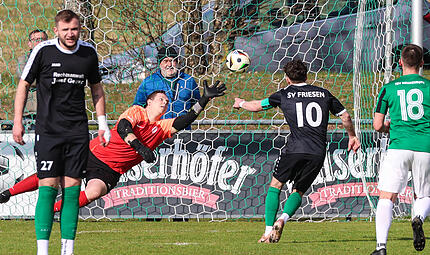 Neukenroths Keeper Leon Wolf hat die Ecke beim Elfmeter von Noah Schorn erahnt, kommt aber nicht mehr an den Ball. Rico Nassel macht es wie BVB-Trainer Niko Kovac am Samstag, genie&szlig;t, ohne hinzusehen.
