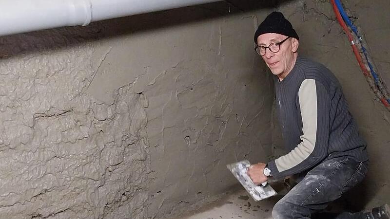 Walter Schultheis trägt neuen Filzputz auf.