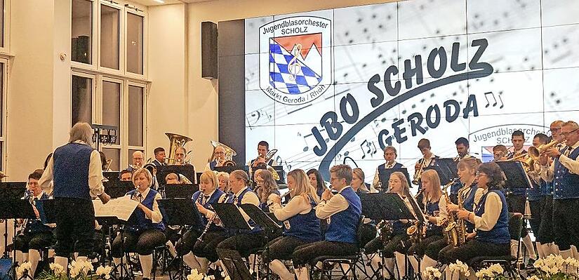 Das gesamte Orchester beim Jahreskonzert in der Wandelhalle. Das gesamte Orchester beim Jahreskonzert in der Wandelhalle.