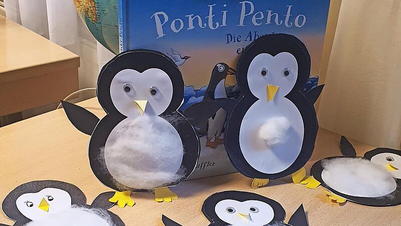 Das Foto zeigt einige der gebastelten Pinguine. Das Foto zeigt einige der gebastelten Pinguine.