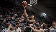 Umringt von vier gegnerischen Spielern erzielt der Bamberger Gerel Simmons zwei seiner 24 Punkte.