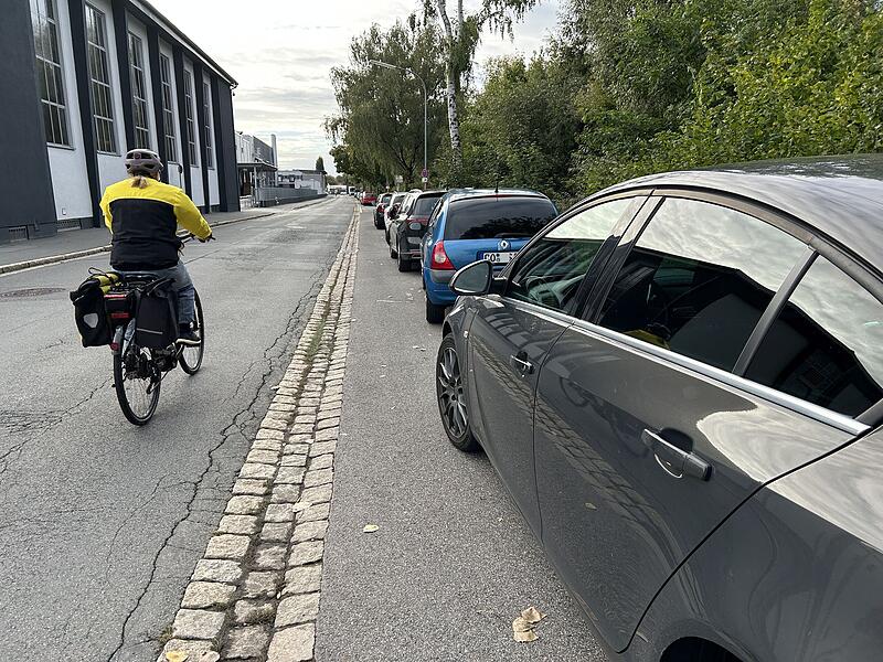 Bislang gibt es in der Uferstraße keinen separaten Radweg. Zumindest im Abschnitt zwischen Ernst-Faber-Straße (Brücke zum Globe) und der Wassergasse im Süden soll sich das bald ändern. Geplant ist, den Seitenstreifen, auf dem sich aktuell noch 55 Parkplätze befinden, zu einem Fahrradstreifen umzuwandeln, der in beide Richtungen befahren werden kann.