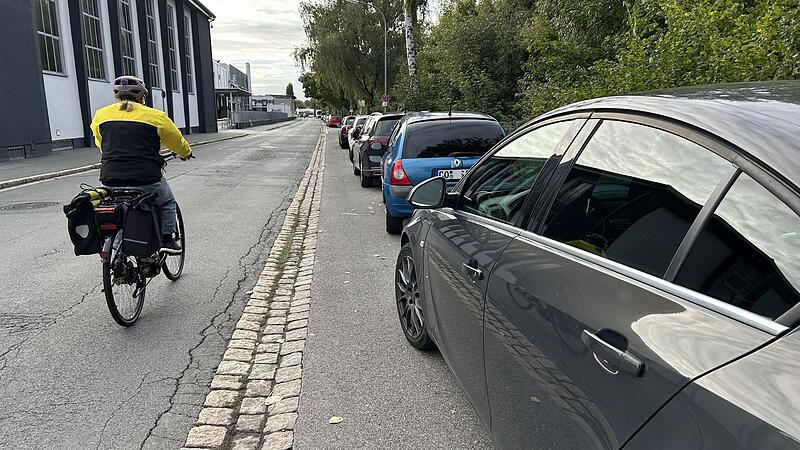 Bislang gibt es in der Uferstraße keinen separaten Radweg. Zumindest im Abschnitt zwischen Ernst-Faber-Straße (Brücke zum Globe) und der Wassergasse im Süden soll sich das bald ändern. Geplant ist, den Seitenstreifen, auf dem sich aktuell noch 55 Parkplätze befinden, zu einem Fahrradstreifen umzuwandeln, der in beide Richtungen befahren werden kann.