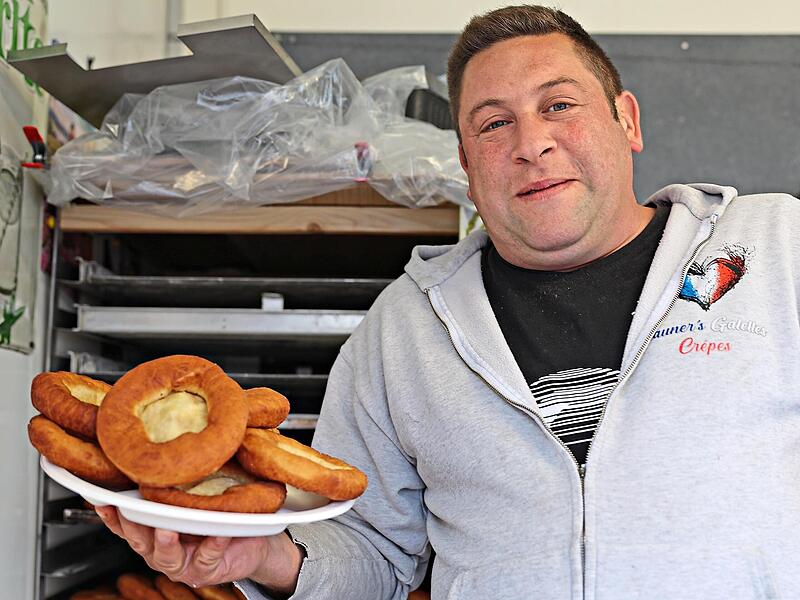 Steffen Trauner aus Neustadt bei Coburg sorgt f&uuml;r warme K&uuml;chla. Viele Kunden bei&szlig;en gleich vor Ort hinein.