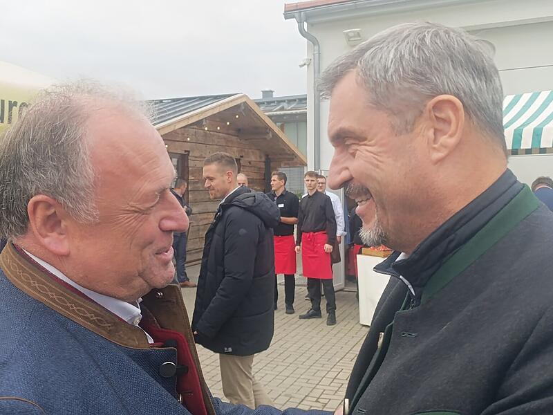 Bayerns Ministerpräsident Markus Söder (rechts) gratuliert Walter Nussel zu seinem 60. Geburtstag.
