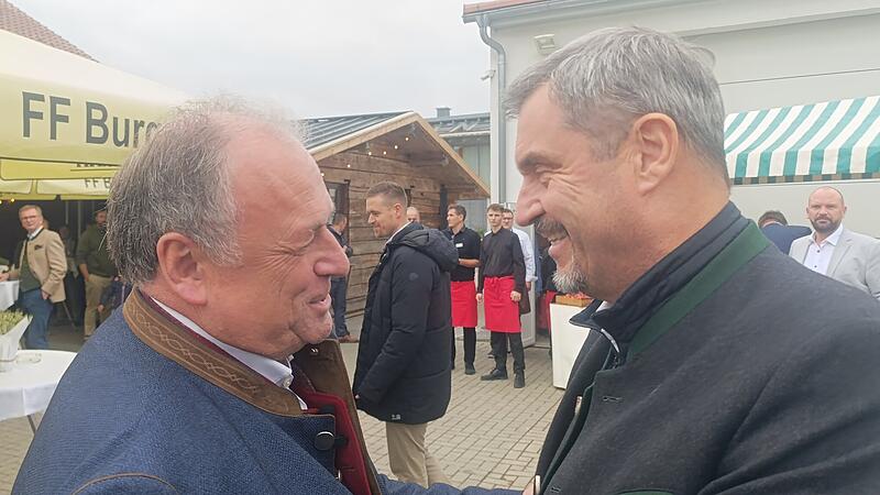 Bayerns Ministerpräsident Markus Söder (rechts) gratuliert Walter Nussel zu seinem 60. Geburtstag.