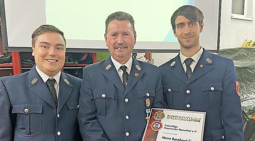 Bernhard Sixt (Mitte) wird vom 2. Vorsitzenden Luca K&uuml;hnlein (links) und vom Vorsitzenden Julian Schaub (rechts ) zum Ehrenvorsitzenden der Ramsthaler Feuerwehr ernannt.