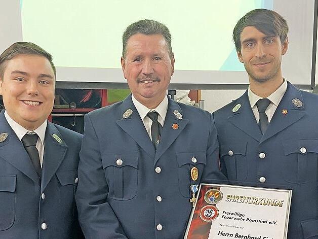 Bernhard Sixt (Mitte) wird vom 2. Vorsitzenden Luca K&uuml;hnlein (links) und vom Vorsitzenden Julian Schaub (rechts ) zum Ehrenvorsitzenden der Ramsthaler Feuerwehr ernannt.