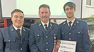 Bernhard Sixt (Mitte) wird vom 2. Vorsitzenden Luca K&uuml;hnlein (links) und vom Vorsitzenden Julian Schaub (rechts ) zum Ehrenvorsitzenden der Ramsthaler Feuerwehr ernannt.
